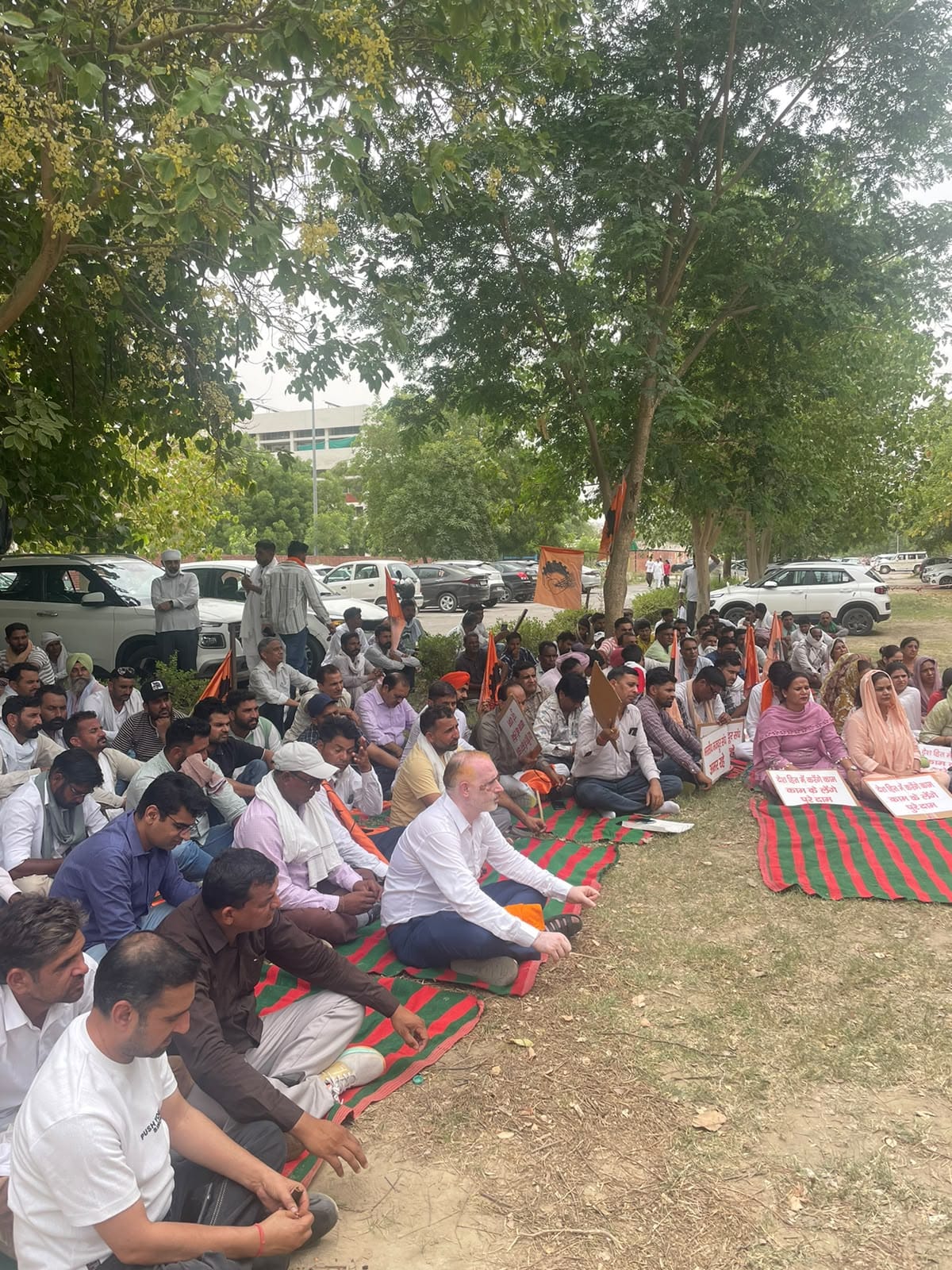 workers protested on laghu sachiwalay