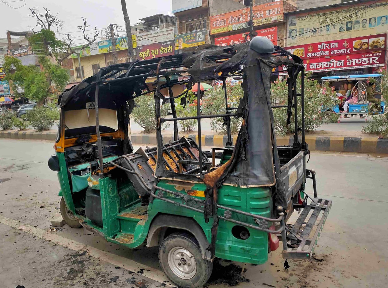 Automobile caught fire at Lahoria Chowk, shopkeeper's presence of mind averted a major accident.