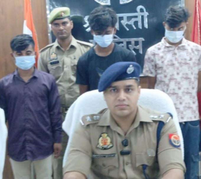 लूटकांड का खुलासा करते एसपी व मौजूद आरोपी।
