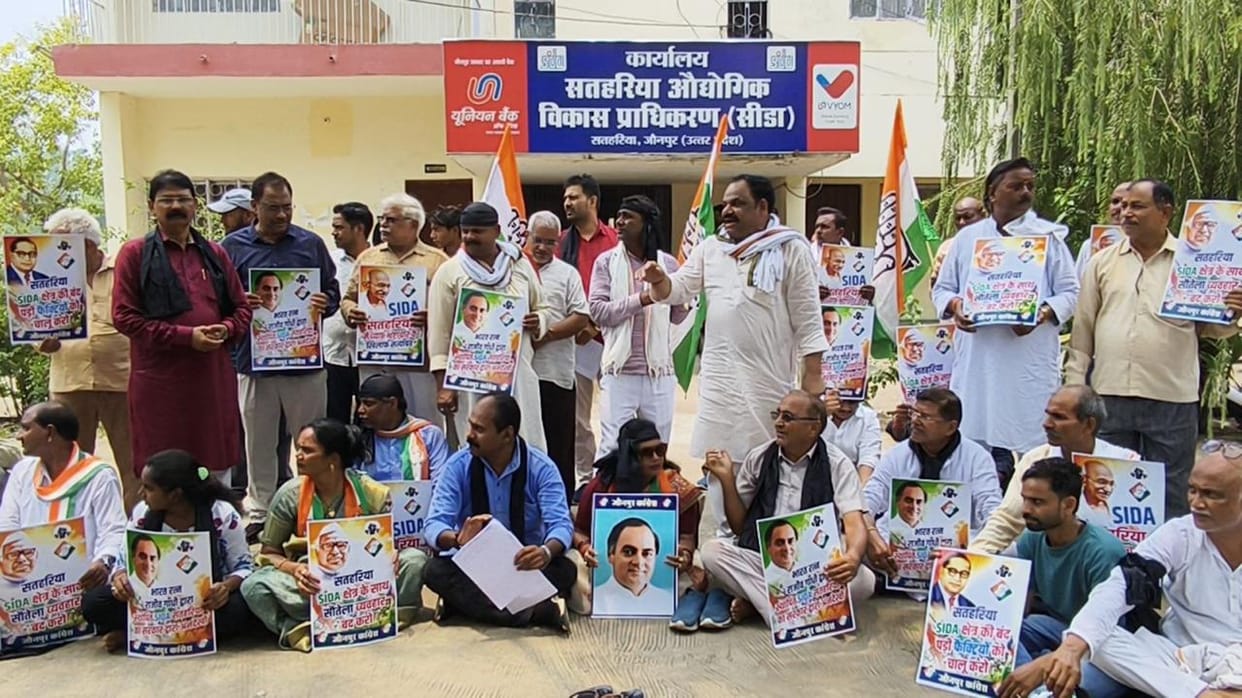Congress staged a protest against irregularities in the Satahariya industrial area.