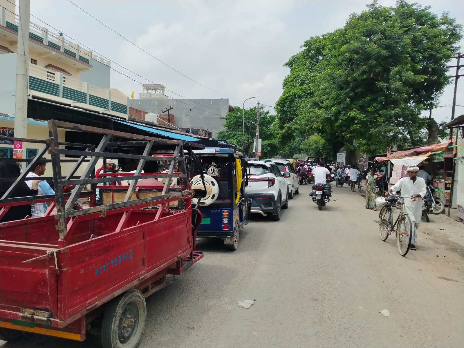 मुहम्मदाबाद गोहना के अतरारी चुंगी के पास लगा लंबा जाम।संवाद