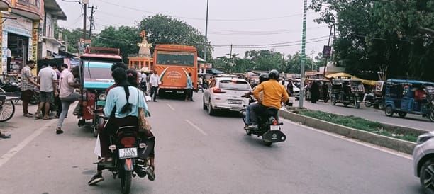मुहम्मदाबाद गोहना कस्बा में शहीद चौराहा पर बीच सड़क पर यात्रियों को  रोडवेज बस से उतारा जाता है