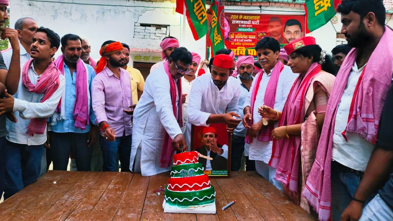 मुहम्म्दाबाद गोहना में सपा मुखिया अखिलेश यादव के जन्मदिन पर केक काटते सपा विधायक राजेन्द्र कु