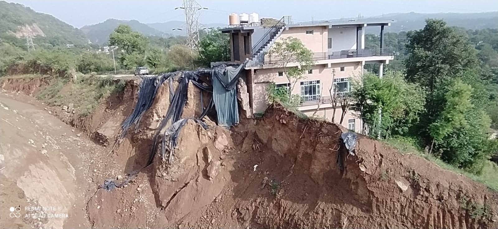 मसयाणा चौक पर फोरलेन निर्माण की वजह से खतरे में आया मकान। संवाद।