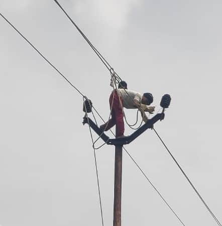 मटौंध इलाके में खंभे का इंसुलेटर ठीक करता बिजली कर्मी। स्रोत: बिजली निगम
