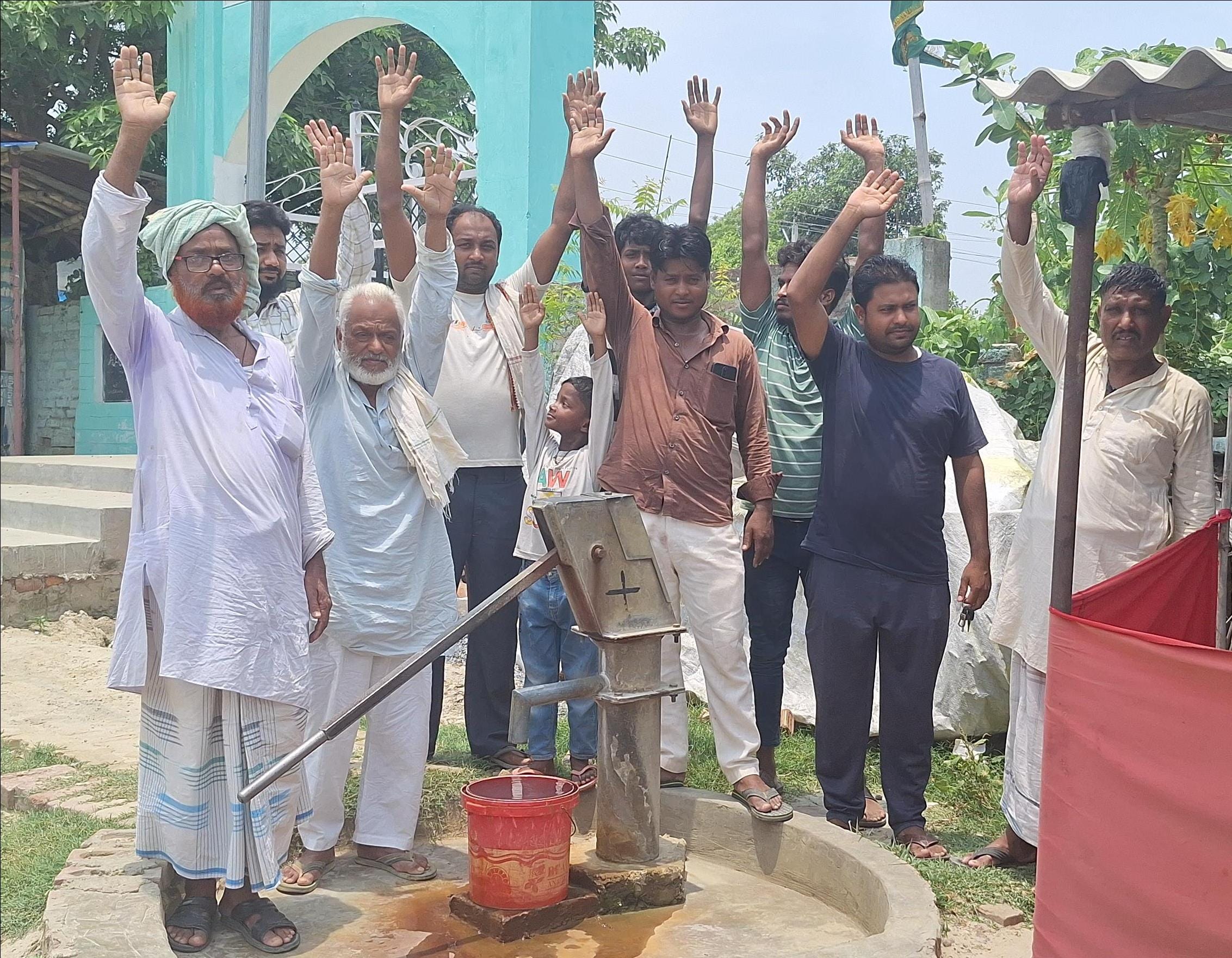 मऊ के दुबारी में हैंडपंप से चींटियां निकलने पर भड़के ग्रामीणों ने किया प्रदर्शन।