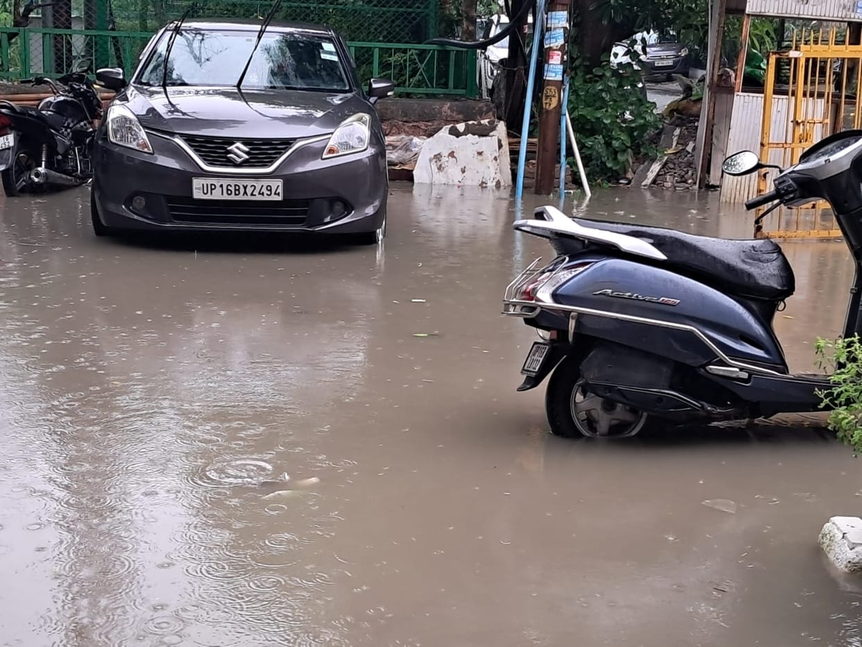 Rain changes the weather, temperatures drop; 'Yellow Alert' issued for NCR, and pollution levels improve.