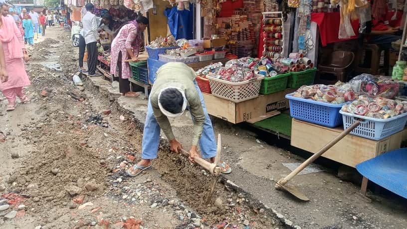 नगर निगम हमीरपुर के तहत पाइप लाइन बिछाने का कार्य करते हुए मजदूर। संवाद