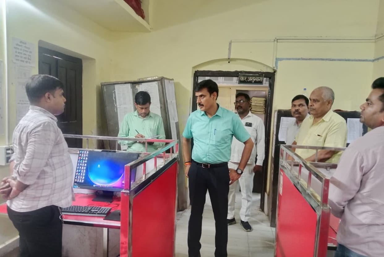 Orders to deduct the salaries of 14 employees.