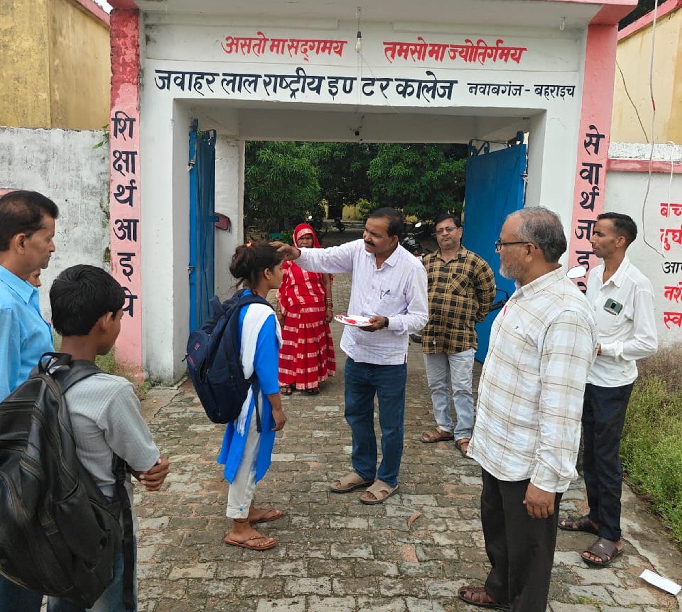 नवीन सत्र के पहले दिन आए बच्चों का स्वागत करते शिक्षक।