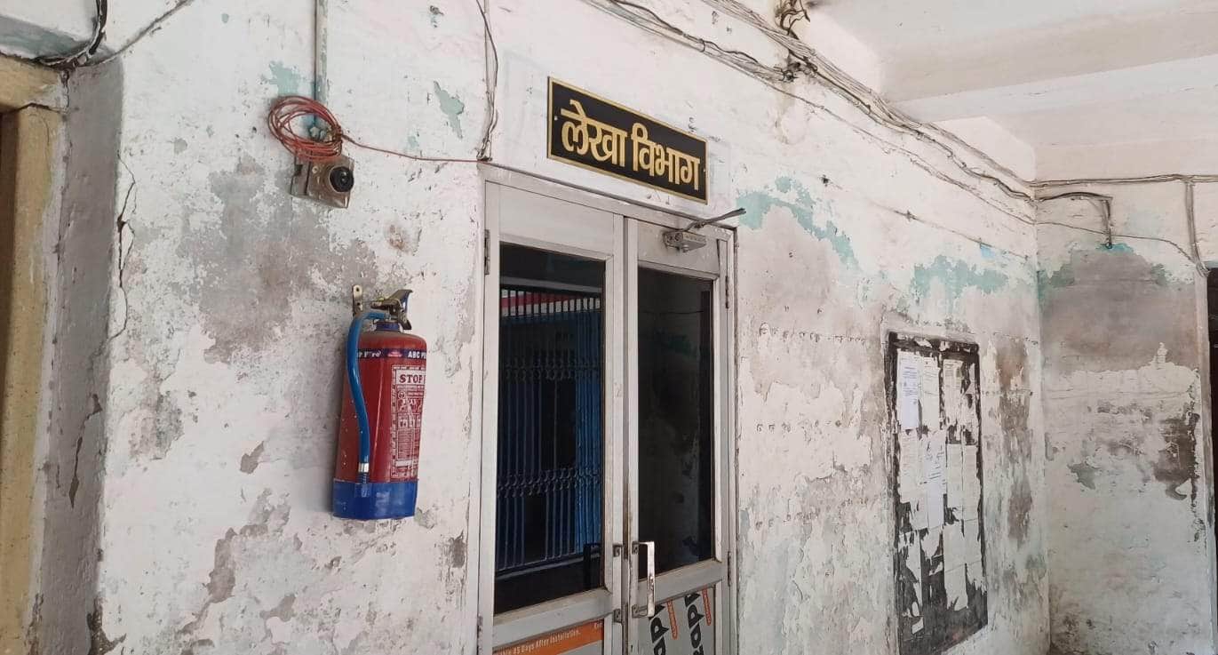 पीडीडीयू नगर पालिका कार्यालय में लगा अग्नि शमन यंत्र। संवाद