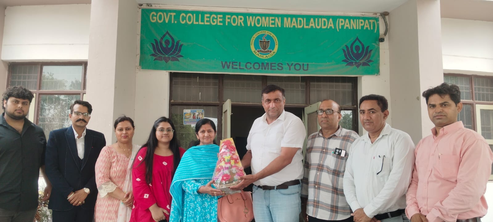 प्रो. डॉ. सुमन आर्या को पुष्पगुच्छ देकर सम्मानित करते प्राचार्य जरनेल सिंह व अन्य। संस्थान