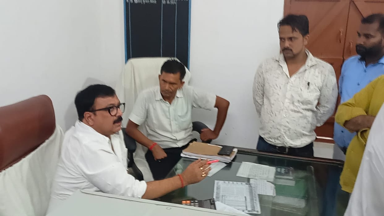 Lawyers created a ruckus at the Sub-Registrar's office, alleging corruption.