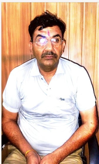 SSI caught taking a bribe; threw the notes... tried to flee the police station.