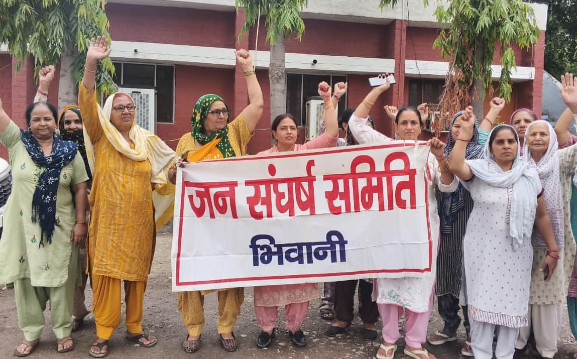 पेयजल समस्या को लेकर प्रदर्शन करतीं महिलाएं।