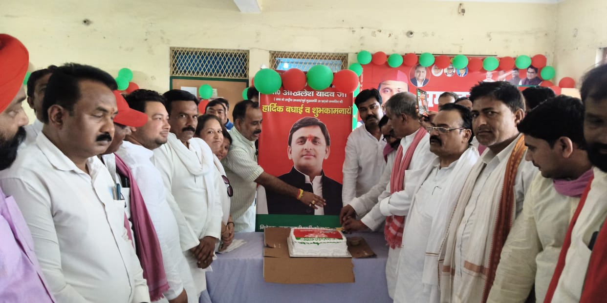 SP workers planted saplings on Akhilesh Yadav's birthday