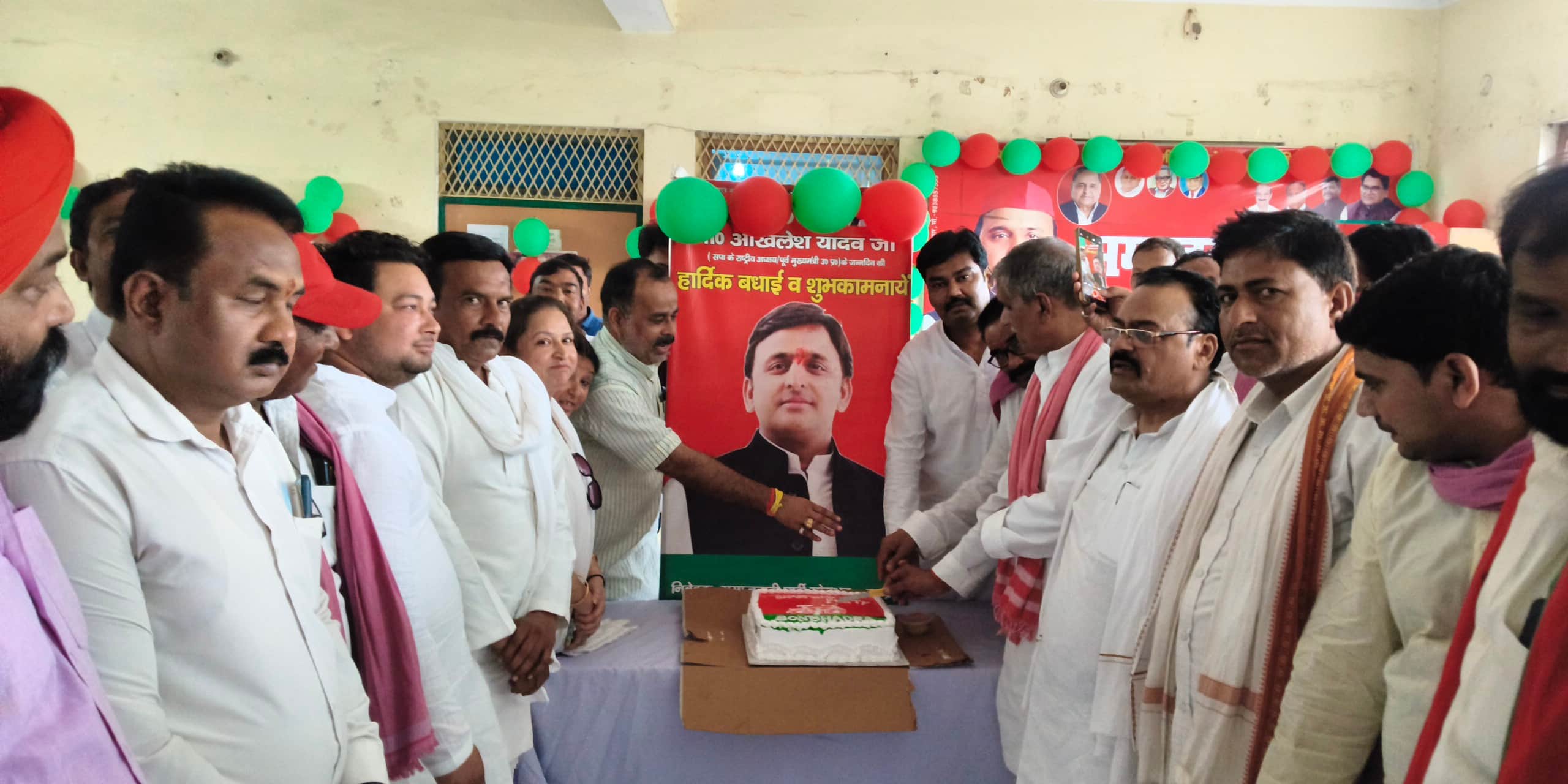 रॉबर्ट्सगंज सपा जिला कार्यालय  में राष्ट्रीय अध्यक्ष अखिलेश यादव के जन्मदिन पर केक काटते जिला