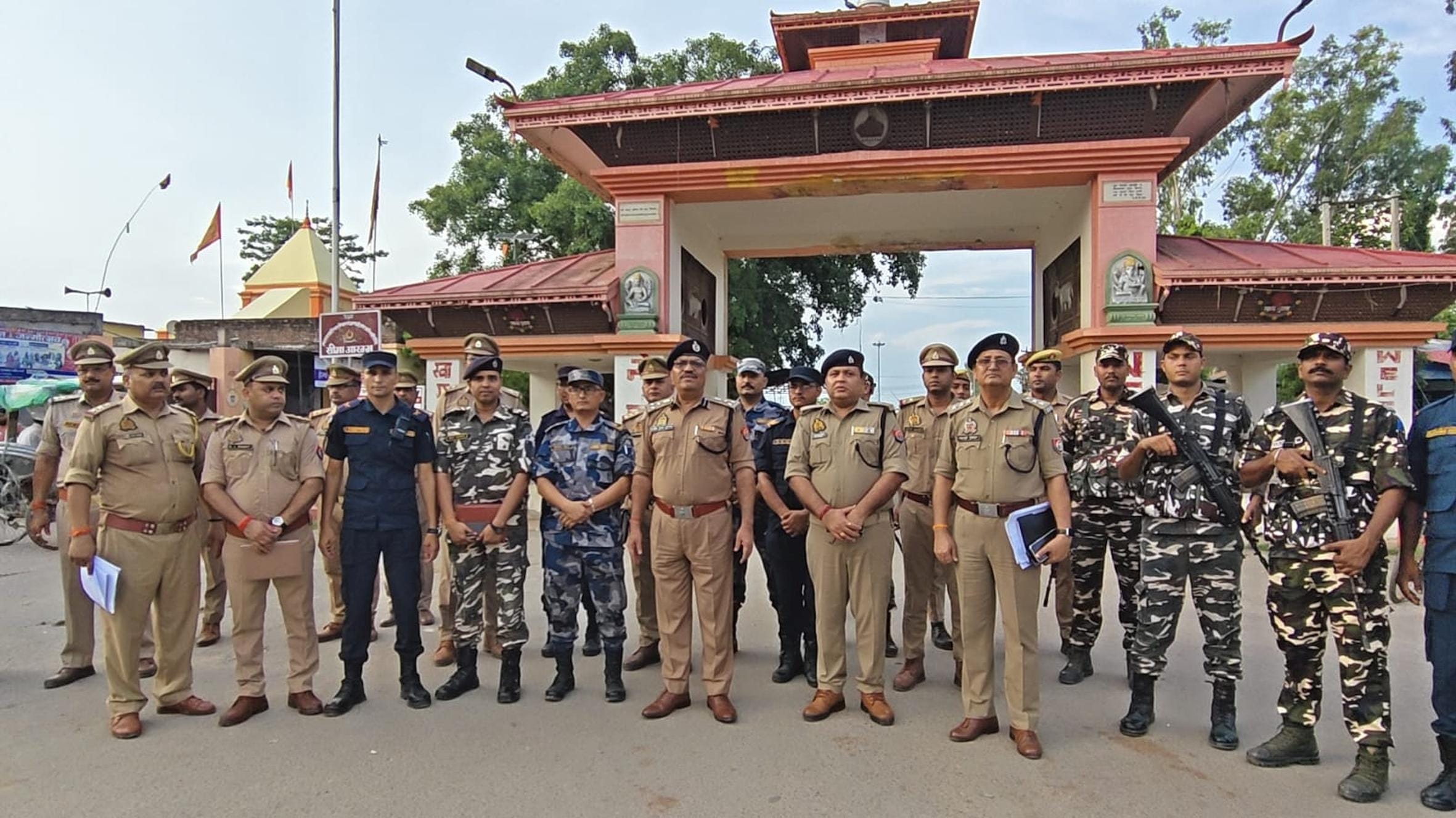 रुपईडीहा बार्डर का निरीक्षण करते डीआईजी अशोक कुमार शुक्ला। 