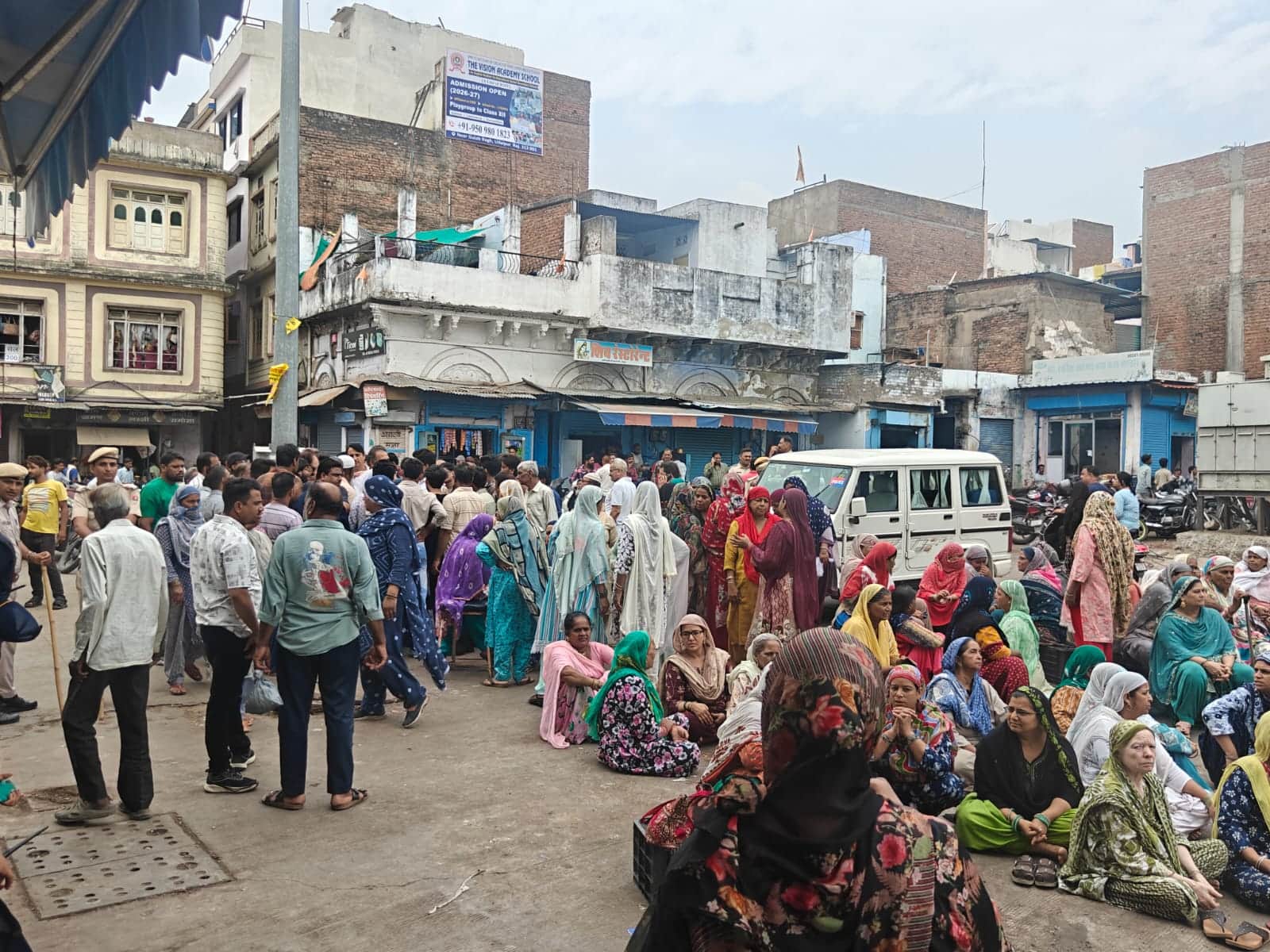 सब्जी मार्केट के बाहर निगम की कार्रवाई का विरोध, फल-सब्जी विक्रेता महिलाओं ने जगह छोड़ने से किय