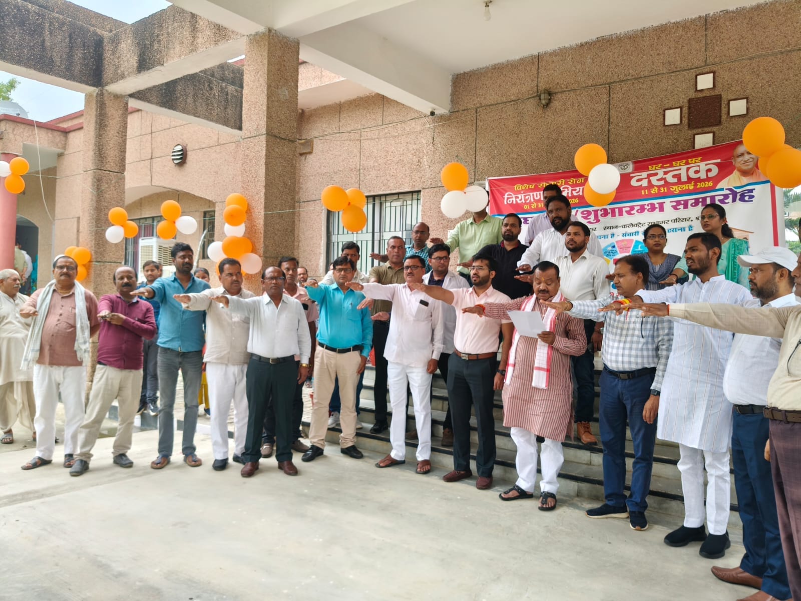  संचारी रोग नियंत्रण अभियान का शुभारंभ करते विधायक व अन्य।