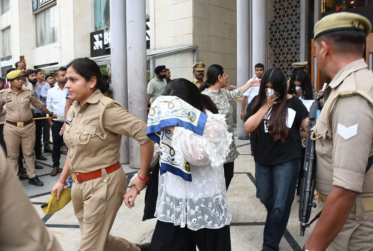 UP: Uncle-nephew duo swindled ₹10 crore from an American by setting up a fake call center; they used a fraudul