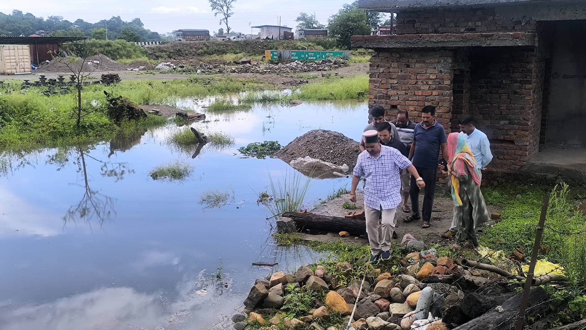 शाहपुर में फोरलेन निर्माण से सिहुवा में जलभराव का निरीक्षण करते हुए विधायक केवल सिंह पठानिया। ज