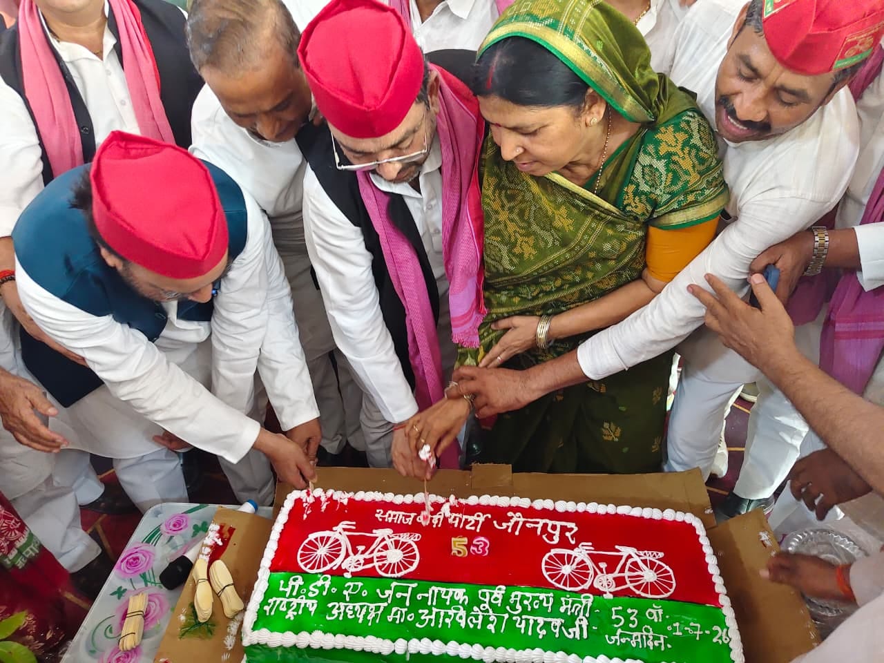 शहर के मियांपुर स्थित एक लॉन में  पूर्व मुख्यमंत्री अखिलेश यादव का जन्मदिन मनाते सपा के लोग
