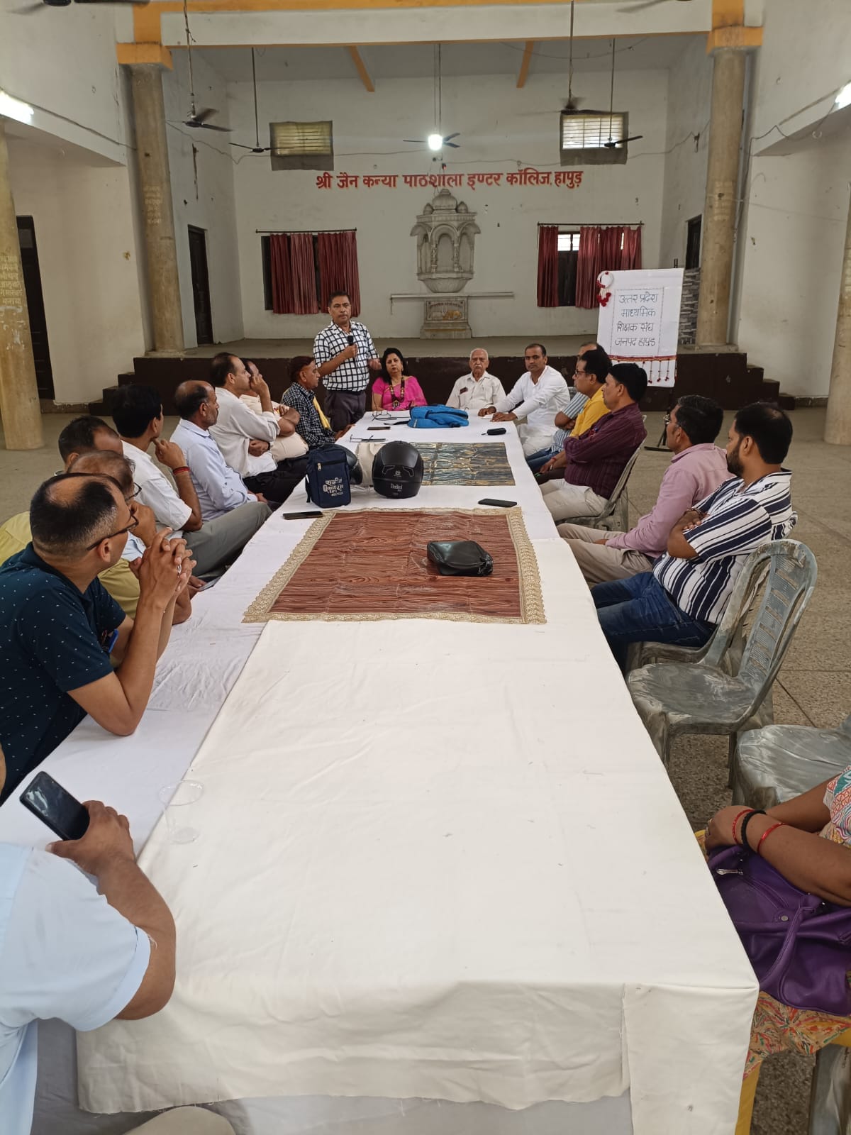 श्री जैन कन्या पाठशाला में बैठक में भाग लेते प्रधानाचार्या व शिक्षक। स्रोत संस्थान