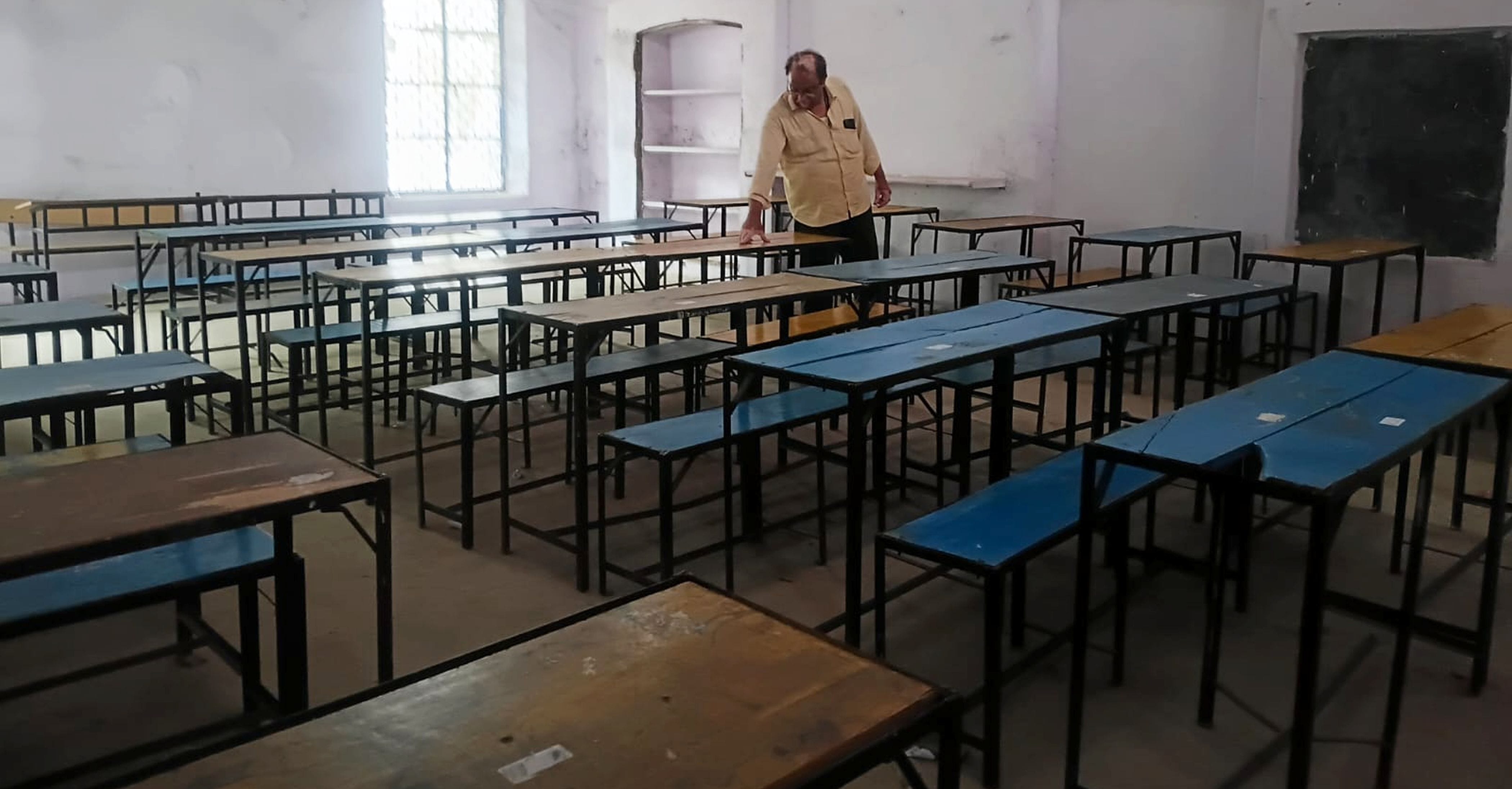फ़ोटो-25-जानकारी देते टाटा मोटर्स के अधिकारी। संवाद