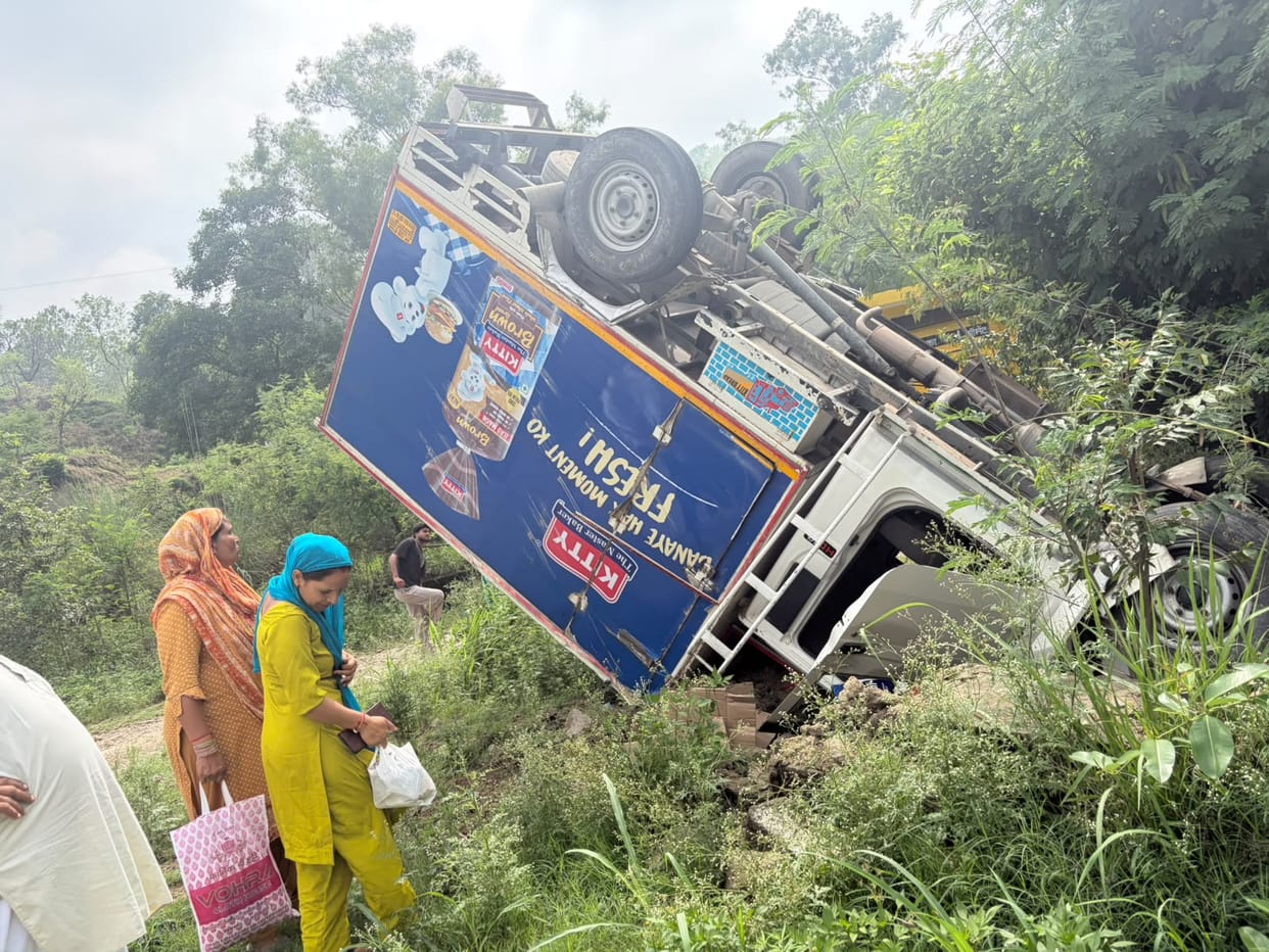 Bread-laden jeep stolen; plunges into a ditch while fleeing; accused escape.