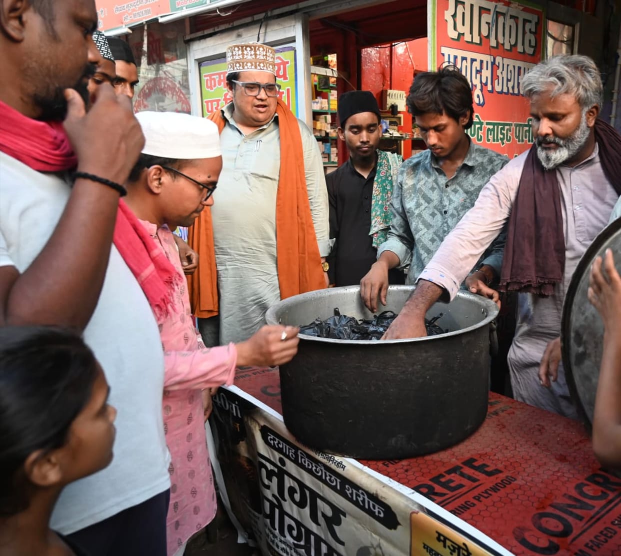 Free community kitchen service started for a year at Kichaucha Dargah