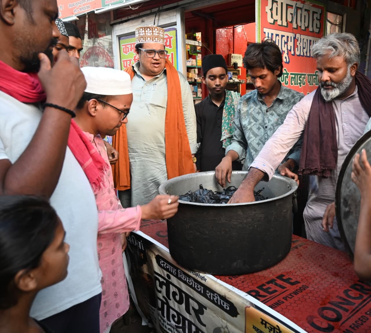 दरगाह परिसर में निशुल्क लंगर वितरण करते ट्रस्ट के लोग।संवाद