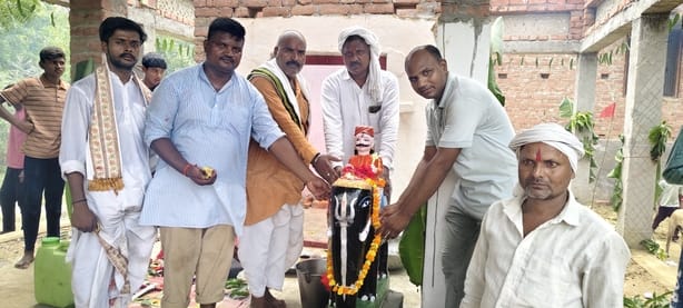 Idol of Deeh Baba installed amidst Vedic chanting.