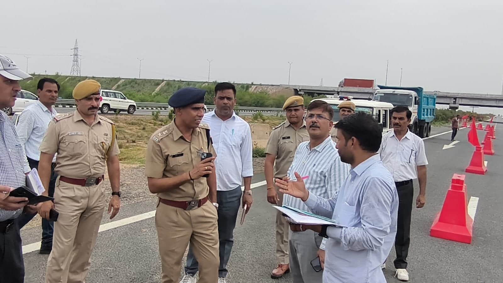 दौसा दिल्ली मुंबई हाइवे का निरीक्षण करते पुलिस अधिकारी