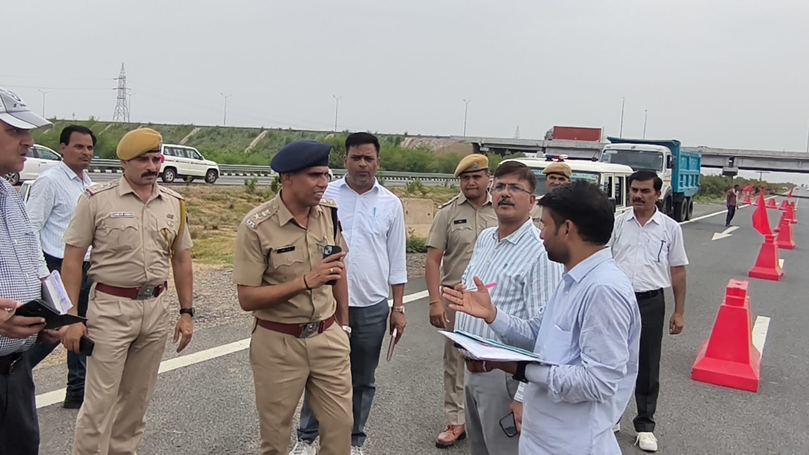 दौसा दिल्ली मुंबई हाइवे का निरीक्षण करते पुलिस अधिकारी