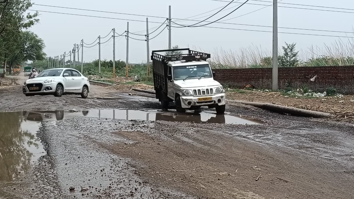 Incomplete road becomes a recipe for accidents; danger rises on the Dadri-Kanina route