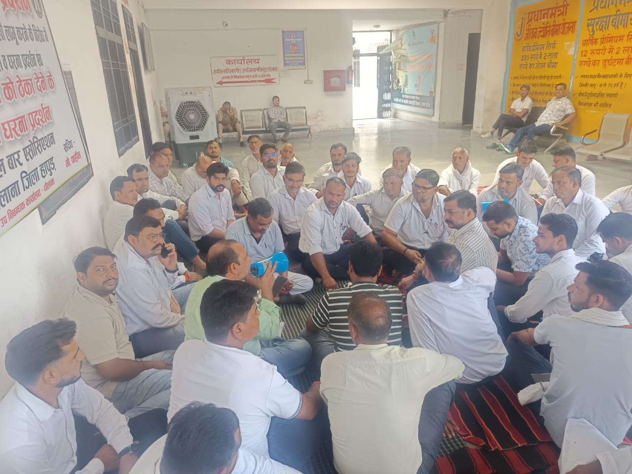 धौलाना में ई-रजिस्ट्री के विरोध में आंदोलनरत अधिवक्ता। संवाद