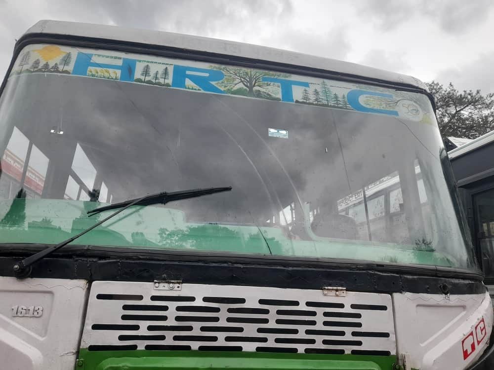 धर्मशाला बस अड्डा में खड़ी बस, जिसका शीशा टूटने से काम नहीं करता वाइपर। -संवाद