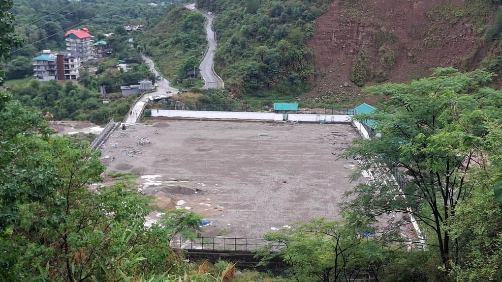 धर्मशाला में स्मार्ट सिटी के फुटबाल मैदान का आधा अधूरा हुआ काम। अमर उजाला