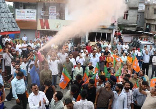 धर्मशाला नगर निगम के महापौर शमशेर नैहरिया और उपमहापौर प्ररेणा गुलेरिया के चुने जाने पर जश्न मना