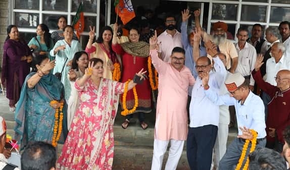 धर्मशाला नगर निगम के महापौर शमशेर नैहरिया और उपमहापौर प्ररेणा गुलेरिया के चुने जाने पर जश्न मना