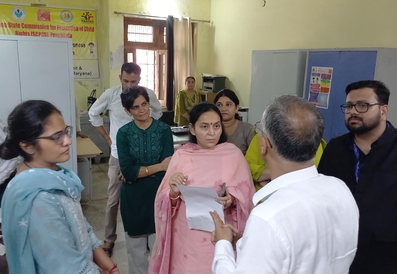 03jjrp15- निरीक्षण के दौरान जानकारी लेती हरियाणा बाल अधिकार संरक्षण आयोग की चेयरमैन तृप्ति श्यो