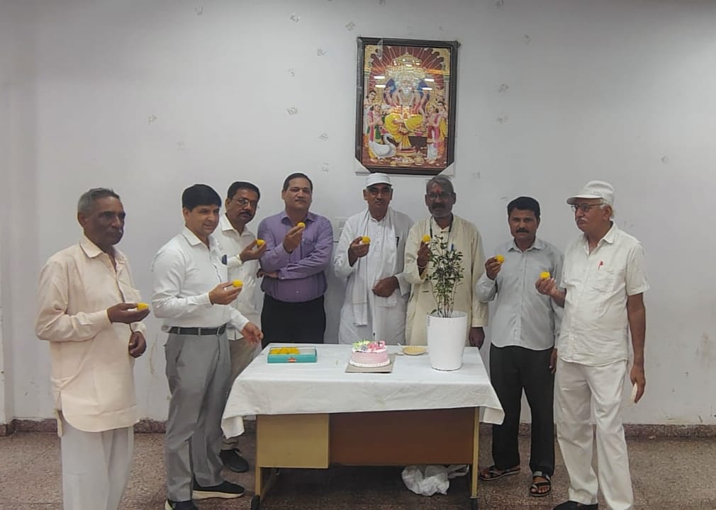 Aarti Singh's birthday celebrated by cutting a cake and planting saplings.