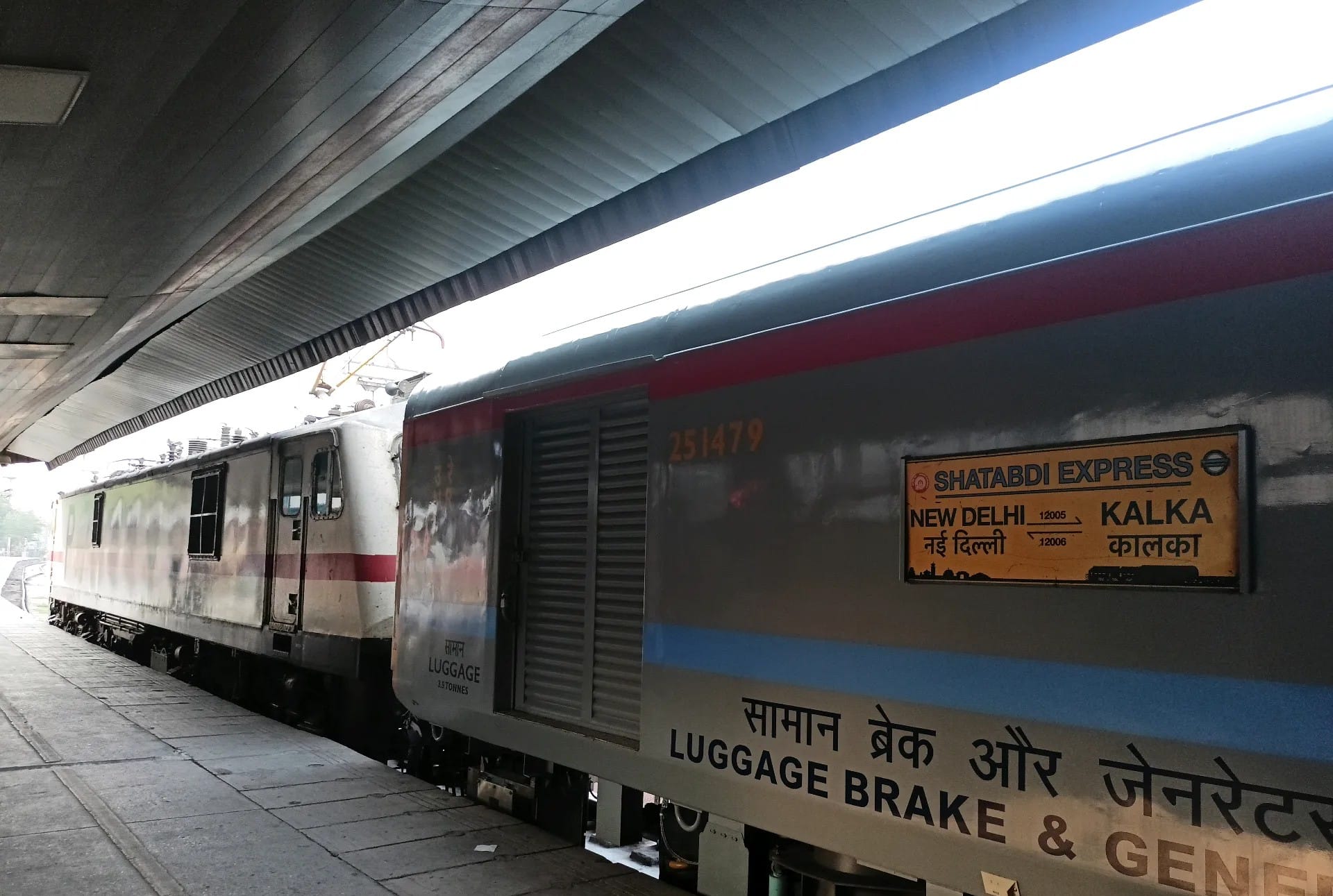 अंबाला कैंट रेलवे स्टेशन के प्लेटफार्म 1 पर खड़ी कालका-नई दिल्ली शताब्दी एक्सप्रेस। रेलवे