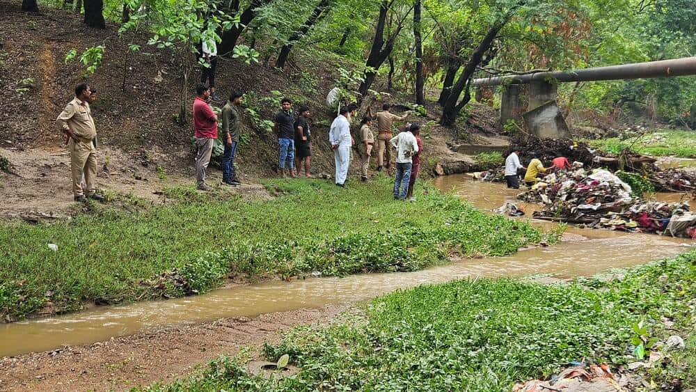 अनपरा नगर के बरसाती नाले में बच्ची के शव को निकलवाती पुलिस। संवाद 