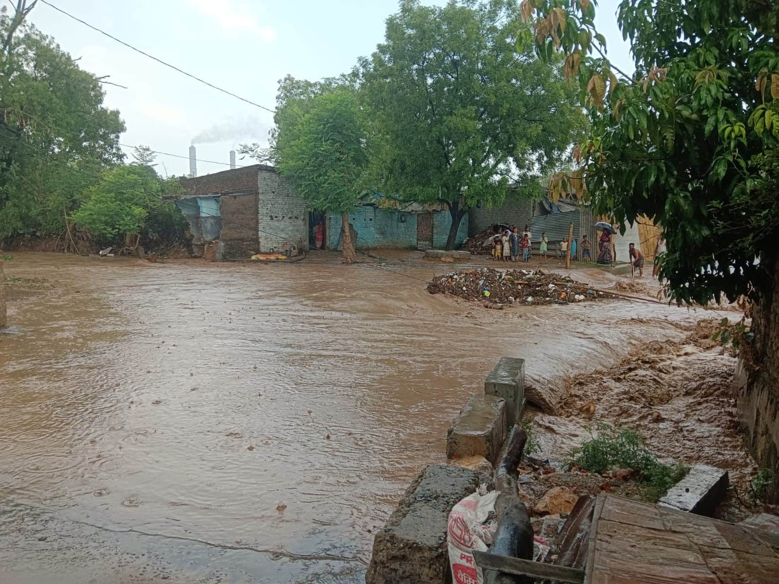 अनपरा नगर पंचायत के वार्ड छह में घरो के सामने से  बहता पानी। संवाद