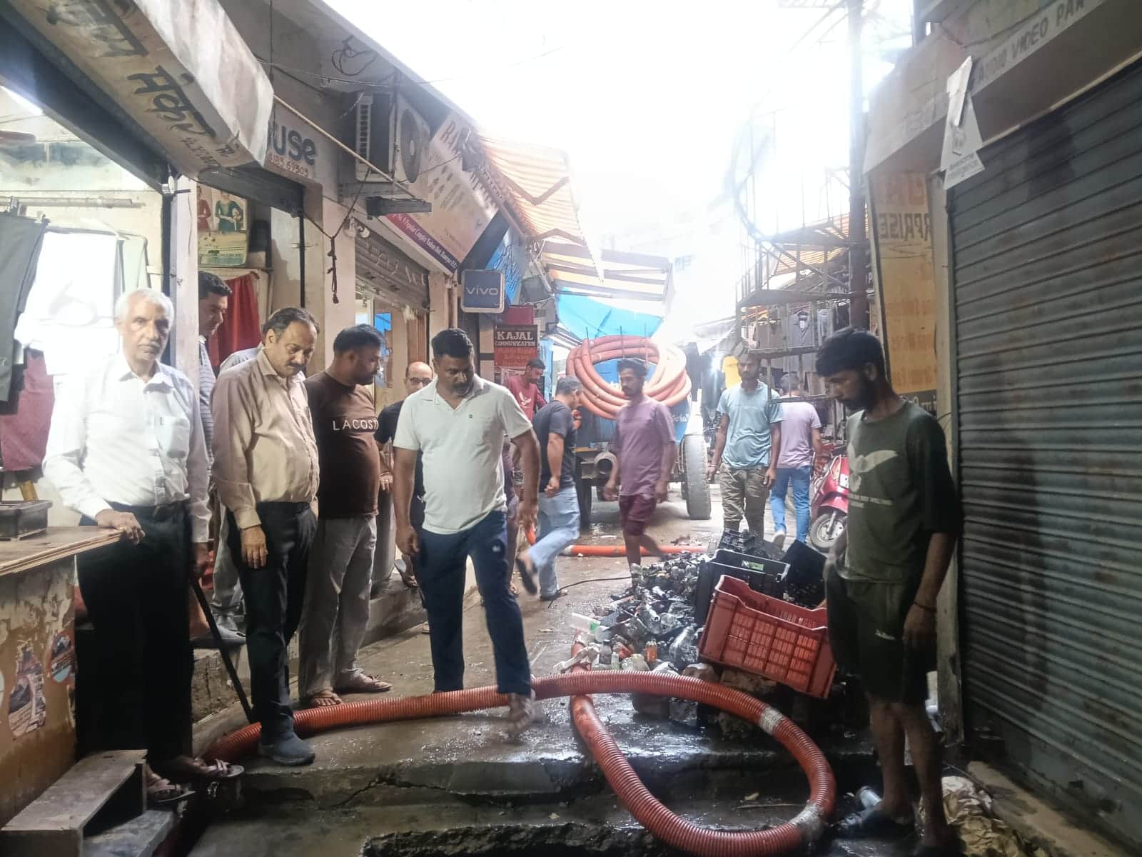 अप्पर बाजार नादौन में कुमार मार्केट में सफाई करवाते नगर परिषद के कार्यकारी अधिकारी रमन कुमार। स