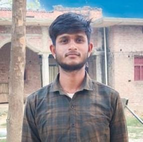 बिजली की चपेट में आने से मृत पवन यादव की फाइल फोटो। स्रोत-परिजन