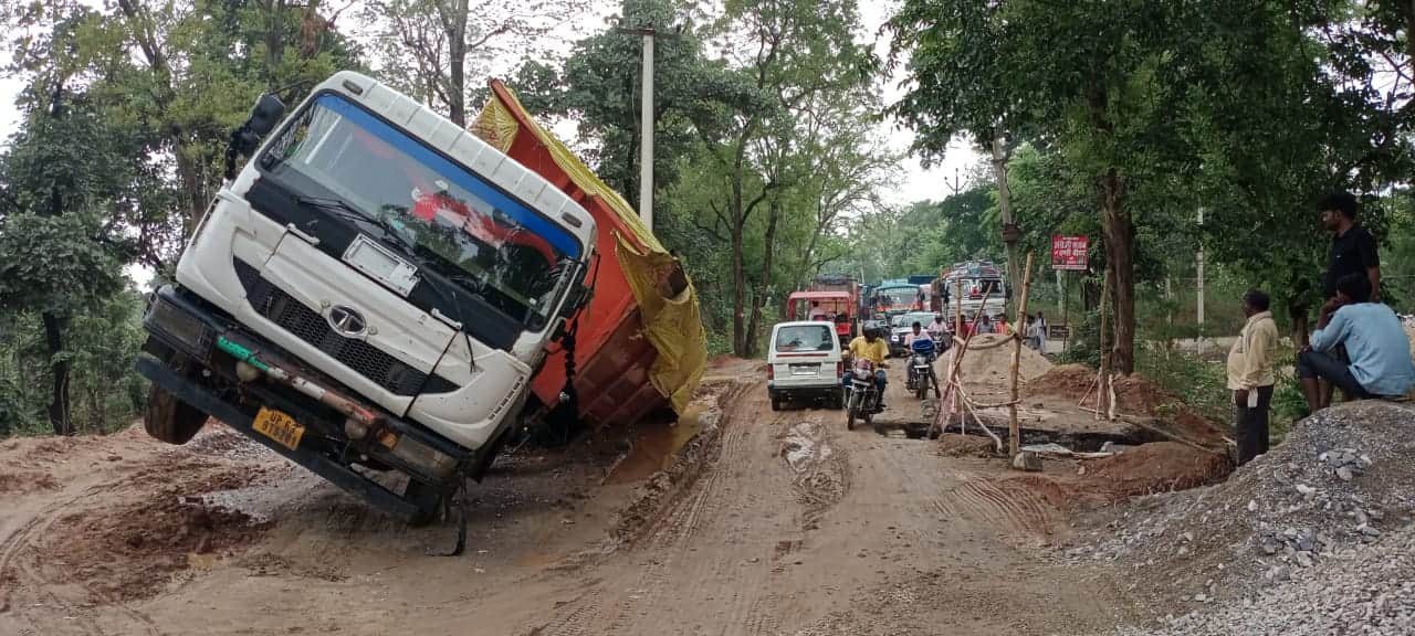 बीजपुर बखरिहवा मार्ग सेवका मोड़ के समीप बाईपास मार्ग धसने से फसा लोड ट्रेलर।