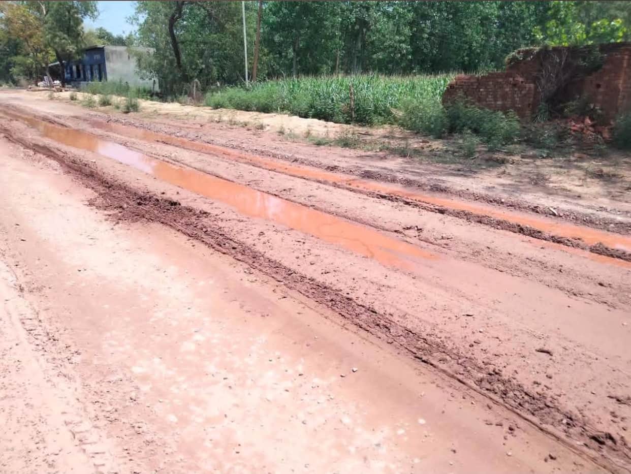 Risk of accidents increases due to waterlogging on the Ramghat-Aligarh road